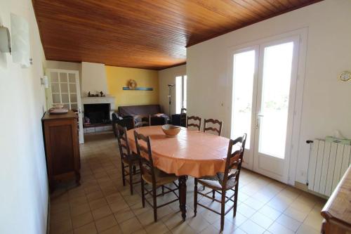 une cuisine et une salle à manger avec une table et des chaises dans l'établissement Mais 5 pièces 10 couchages SAINT PIERRE D'OLERON SPO000-1011, à Saint-Pierre-dʼOléron