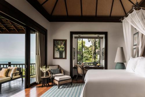 ein Schlafzimmer mit einem Bett und einem Balkon in der Unterkunft Four Seasons Resort Koh Samui in Mae Nam