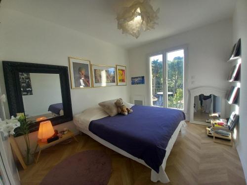 une chambre avec un lit avec un ours en peluche dessus dans l'établissement VALBONNE Villa récente avec piscine, à Valbonne