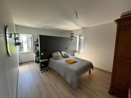 une chambre avec un lit dans une pièce dans l'établissement Maison charmante avec spa à Niort, à Niort