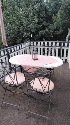 a table and two chairs with a pink table at Haus Röte in Müllheim