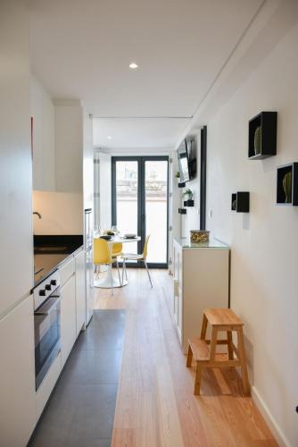 Central with balcony - 9 min-walk to Trindade