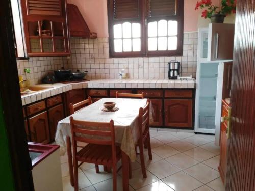 Kuchyň nebo kuchyňský kout v ubytování Appartement spacieux à Grand-Bourg de 90 m²