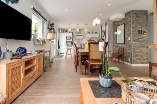 Il dispose d'une cuisine et d'un salon avec une table et une télévision. dans l'établissement Ty Laouen, à Quiberon