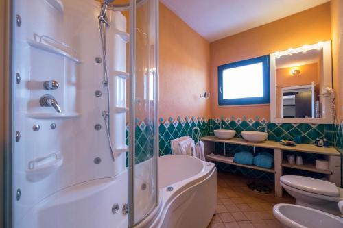 Koupelna v ubytování Su Gologone Experience Hotel