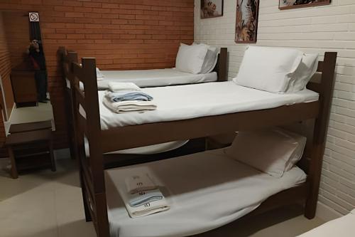 a couple of bunk beds in a room at Linda casa em Indaiatuba (Interior de SP) in Francisco Quirino