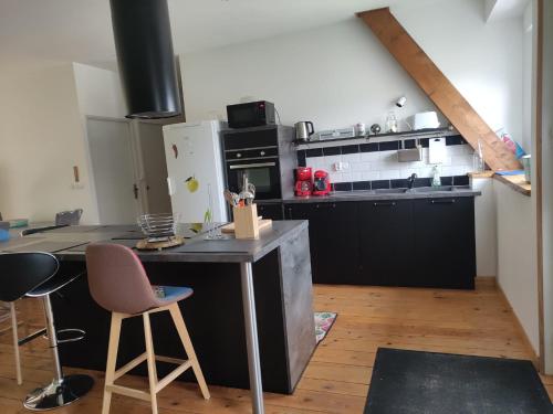 - une cuisine avec un comptoir et une cuisinière four supérieur dans l'établissement Les Lodges Du Pavillon F3, à Molinges