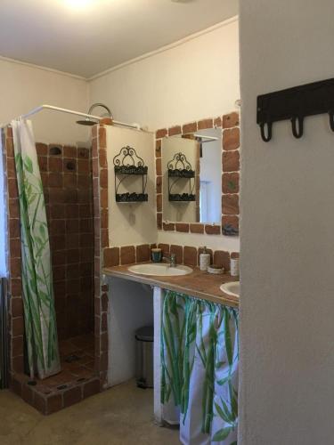 une salle de bain avec deux lavabos et un miroir dans l'établissement Charmante villa en Provence - Au Pré des Cyprès, à Mollégès