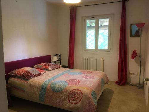 - une chambre avec un lit avec deux oreillers et une fenêtre dans l'établissement Charmante villa en Provence - Au Pré des Cyprès, à Mollégès