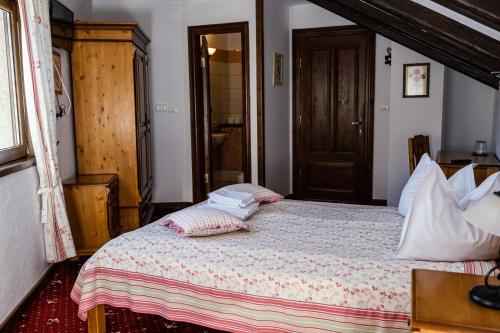 a bedroom with a large bed with pillows on it at Pensiunea Casa Motului in Arieşeni
