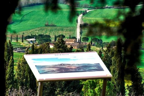 a sign with a picture of a village on a hill at Agriturismo Il Casalino in Pienza