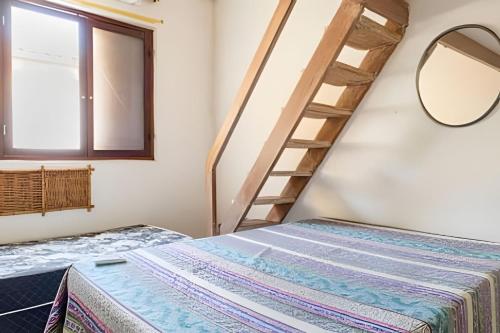 a bedroom with a bunk bed and a ladder at Linda casa em Boiçucanga (Litoral Norte SP) in Boicucanga