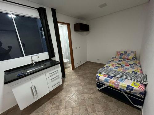 a small room with a sink and a bed at Condomínio Residencial Vitória 3 in Sao Paulo