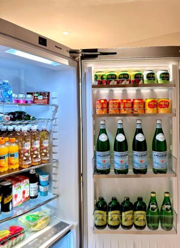 an open refrigerator filled with lots of drinks at 哲帆民宿花园洋房江与城店 in Chongqing