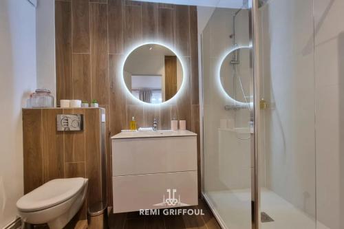 une salle de bain avec toilettes, lavabo et douche dans l'établissement La Symphonie Elevator Honfleur City Center 2 Guests, à Honfleur