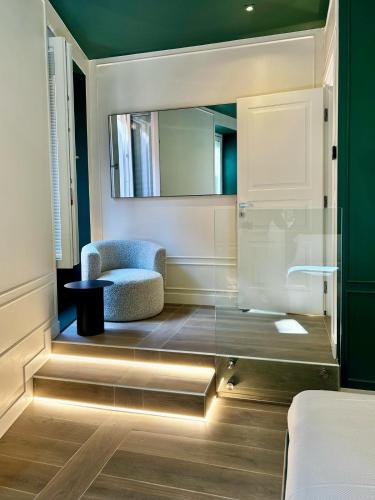 a room with a mirror and a chair and a chair at PRIVATE LUXURY FONTANA DI TREVI in Rome