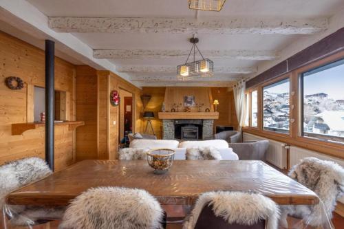une salle à manger et un salon avec une table et des chaises dans l'établissement T3 chalet with terrace at the foot of the slopes, à Saint-Gervais-les-Bains