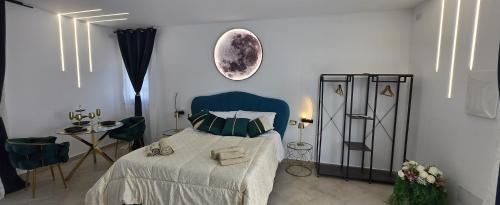 Ένα ή περισσότερα κρεβάτια σε δωμάτιο στο The Moon Suite