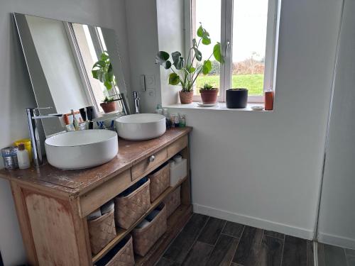 a bathroom with two sinks on a wooden counter at Idéal 24H du Mans - 3 chambres, jardin & stationnement facile in Saint Pavace
