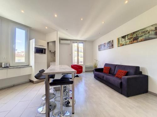 un salon avec un canapé et une table dans l'établissement Nestor&Jeeves - PALAIS LASCARIS - Port, à Nice