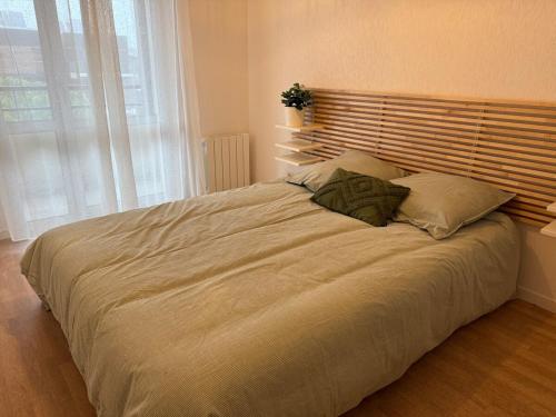 un grand lit dans une chambre avec une grande fenêtre dans l'établissement Idéal en famille ou entre amis - Grand T4, vue degagée, parking privé, proche centre-ville, metro Borderouge à 5min, à Toulouse