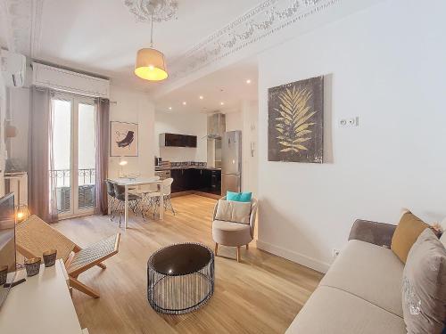 un salon avec un canapé et une table dans l'établissement Nestor&Jeeves - COCOA BEACH - Central - Near Beach, à Nice