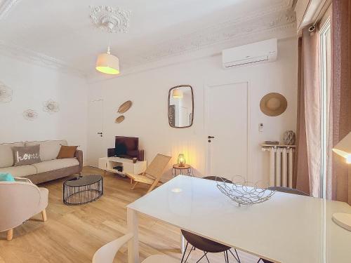 un salon avec une table et un canapé dans l'établissement Nestor&Jeeves - COCOA BEACH - Central - Near Beach, à Nice