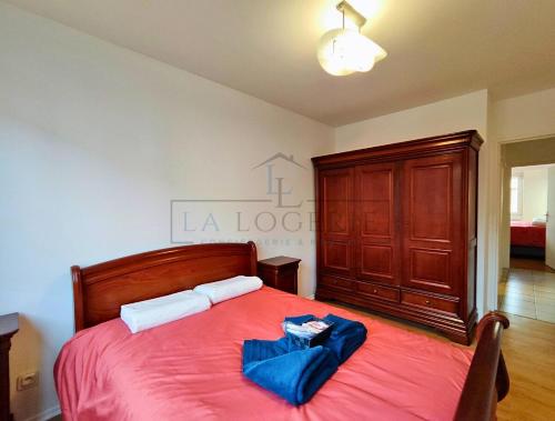 - une chambre avec un grand lit rouge et une couverture rouge dans l'établissement #Junior - Mulhouse centre ville, à Mulhouse