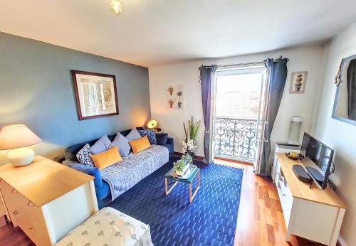 un salon avec un canapé bleu et une fenêtre dans l'établissement Nestor&Jeeves - CHAISE BLEUE - Central - Near Beach, à Nice