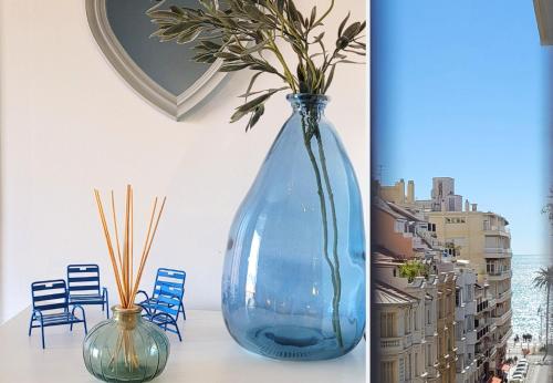 un vase bleu posé sur une table avec un miroir dans l'établissement Nestor&Jeeves - CHAISE BLEUE - Central - Near Beach, à Nice