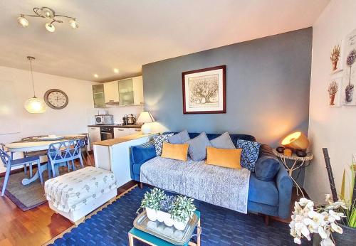 un salon avec un canapé bleu et une cuisine dans l'établissement Nestor&Jeeves - CHAISE BLEUE - Central - Near Beach, à Nice