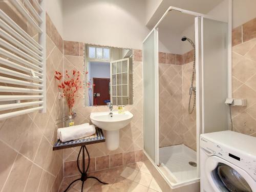 une salle de bain avec un lavabo et une machine à laver dans l'établissement Nestor&Jeeves - PANTAI - Near Beach - Balcony, à Nice