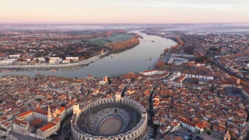 - une vue aérienne sur une ville et une rivière dans l'établissement Aristide 2 Arles Centre, à Arles