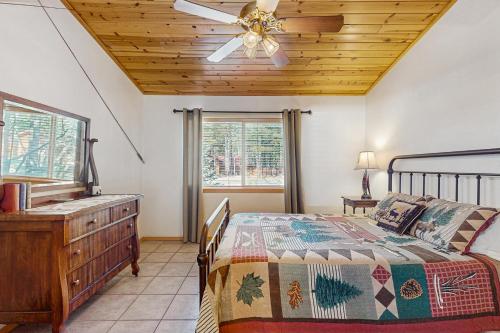 Ένα ή περισσότερα κρεβάτια σε δωμάτιο στο The Blue Spruce Retreat