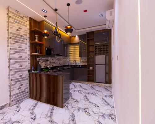Kuchyň nebo kuchyňský kout v ubytování Rockview Premium 3-Bedroom In Abuja