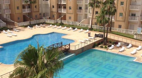 an overhead view of a swimming pool in a hotel at residence al kawtar in Mansouria