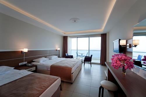 アブサルアにあるVenessa Beach Hotelのベッド2台が備わる海の景色を望むホテルルームです。