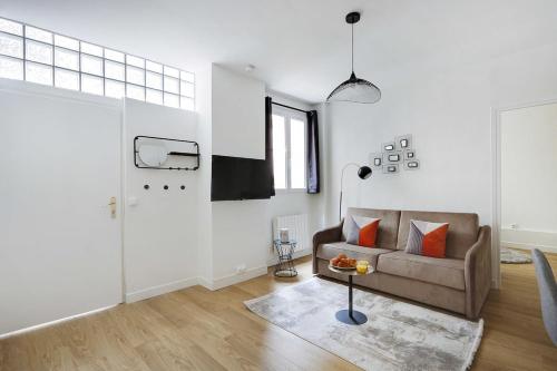 un salon avec un canapé et une table dans l'établissement A0# Republic # Marais # 1BedRoom # Paris03 # AC, à Paris