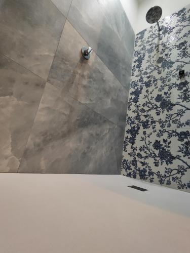 a shower in a room with a wall at Botanica Loft in Montichiari Airport