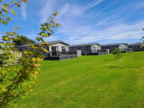 a row of houses on a green lawn at Addlethorpe Golf & Country Club, Ingoldmells in Addlethorpe