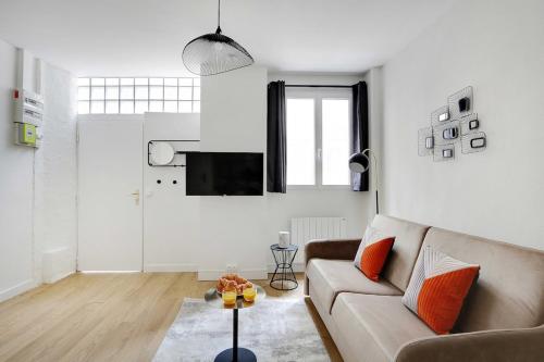un salon avec un canapé et une table dans l'établissement A0# Republic # Marais # 1BedRoom # Paris03 # AC, à Paris