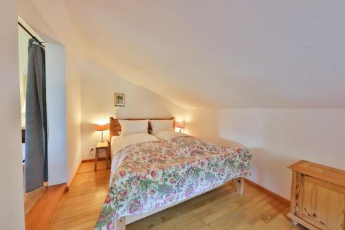a bedroom with a bed and a wooden floor at Gîte au Manoir des Sens - Escapade insolite aux parfums et couleurs d Asie in Bergheim