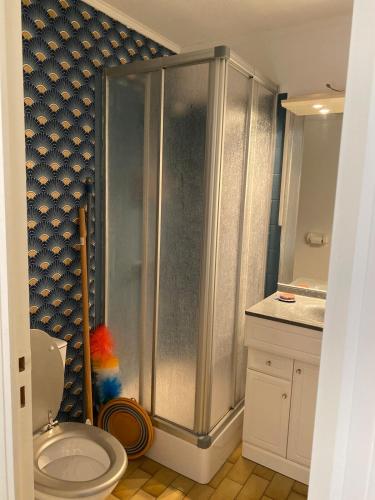 une salle de bain avec douche et toilettes dans l'établissement La Cabane Mayotte, à Cucq