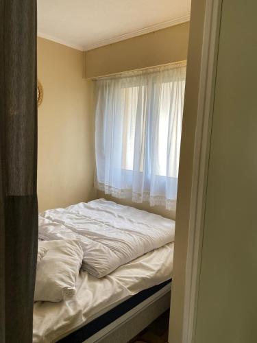 - un lit escamotable dans une chambre avec fenêtre dans l'établissement La Cabane Mayotte, à Cucq