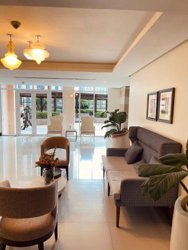 a living room with a couch and chairs at Venetian Panorama BGC Venice Grand Canal Apart ment, 4 Bedrooms, for 10 Guests in Manila