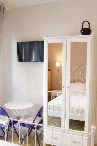 Uma cama ou camas num quarto em B&B I Propilei di San Girolamo