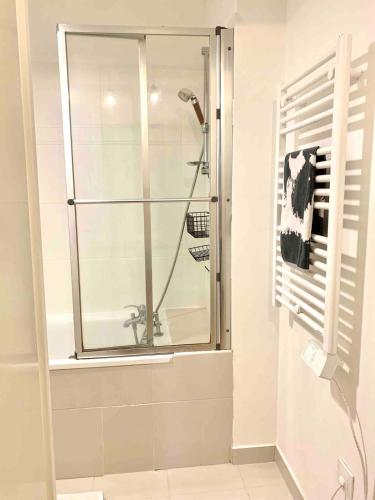 une douche dans une salle de bain avec une porte vitrée dans l'établissement Disneyland 10 minutes Paris 35 minutes, à Bussy-Saint-Georges