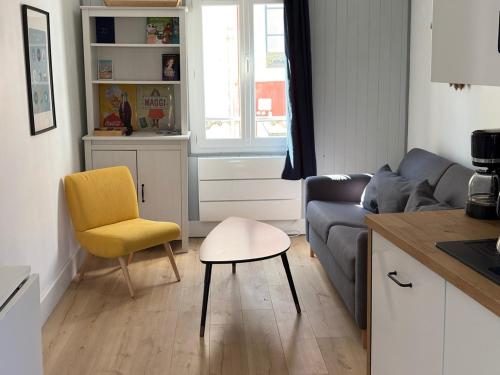 a living room with a blue couch and a yellow chair at Triplex au cœur de Le Palais avec Wifi, près de la plage - FR-1-418-261 in Le Palais