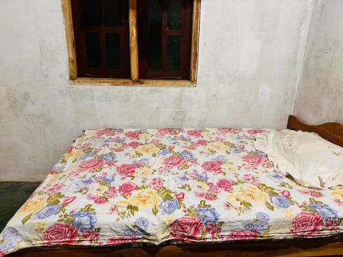 Ένα ή περισσότερα κρεβάτια σε δωμάτιο στο SriUK Homestay by Three Cs