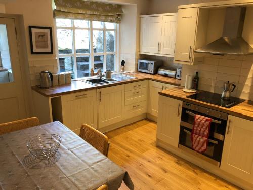 Köök või kööginurk majutusasutuses Ashdene Cottage with secure 'sun trap' garden